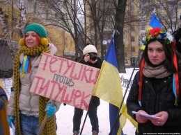 В Днепропетровске женщины с кастрюлями пикетировали ОГА (ВИДЕО)