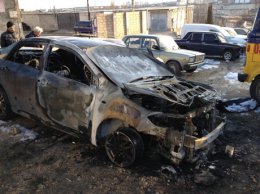 В Крыму сожгли автомобили сразу двух "ударовцев" (ФОТО)