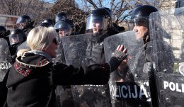 Спецназ в Боснии отказался защищать власть и перешел на сторону народа (ВИДЕО)