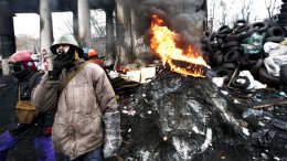 В секонд-хенды для активистов Майдана завозят военную форму