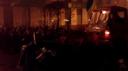 На Грушевского активисты Майдана  разбирают баррикады (ВИДЕО)