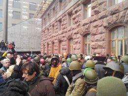 Активисты Евромайдана угрожают вновь захватить здание КГГА (ВИДЕО)