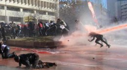 Турецкая полиция применила водометы для разгона мирной демонстрации (ВИДЕО)