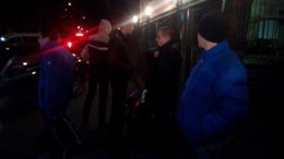 В Одессе блокируют выезд "Беркута" людьми и автомобилями (ФОТО)