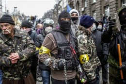 Митингующие на Майдане ждут доставки автоматов