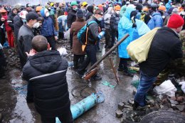 Активисты Евромайдана сделали воздушную пушку