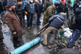Активисты Евромайдана сделали воздушную пушку