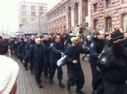 Десятки бойцов внутренних войск сдаются в плен самообороне Евромайдана