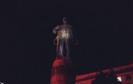 В Днепропетровске шесть часов сваливают памятник Ленину