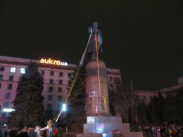 В Днепропетровске подогнали кран к памятнику Ленину