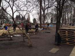 Активисты Евромайдана начали уборку Мариинского парка (ФОТО)