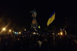 В Харькове 10-тысячная толпа празднует "победу революции"