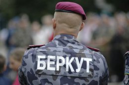 В Луцке на сцене Майдана "беркутовцы" извинялись на коленях и писали рапорты на увольнение