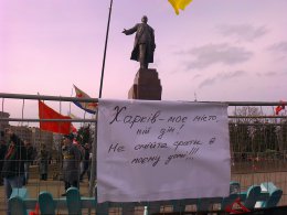 Харьковские евромайдановцы отказались сносить памятник Ленину