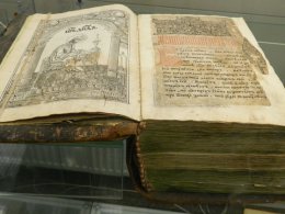 В резиденции Януковича в Межигорье обнаружен склад древнейших книг (ФОТО)