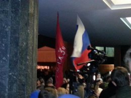 Пророссийские активисты установили флаг России на ВР Крыма (ФОТО)