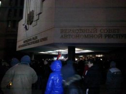 Пророссийские активисты установили флаг России на ВР Крыма (ФОТО)
