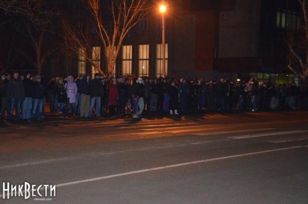 В  Николаеве "титушки" окружили Евромайдан и требовали активистов стать на колени (ФОТО)