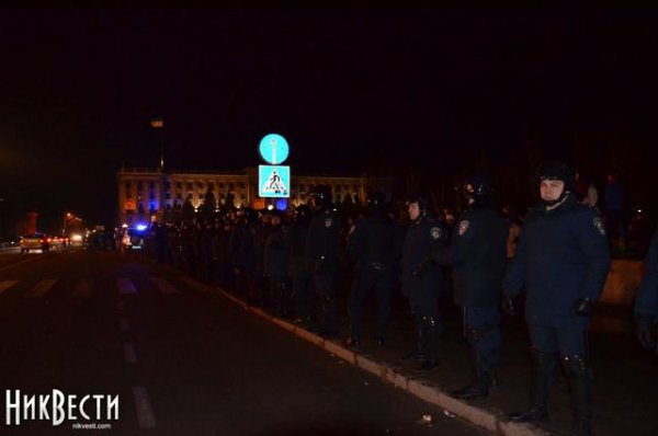 В  Николаеве "титушки" окружили Евромайдан и требовали активистов стать на колени (ФОТО)