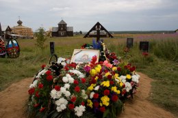 Над могилой погибшего на Майдане активиста надругались (ВИДЕО)