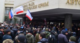 Ситуация возле крымского парламента обостряется