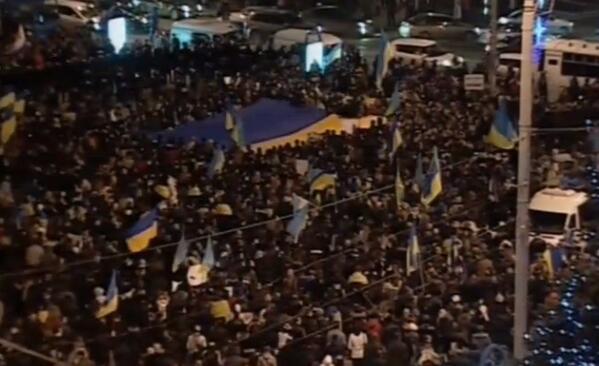 В Донецке проходит массовый митинг за единство Украины (ФОТО)