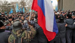 В Балаклаве гражданские пытаются не допустить кровопролития