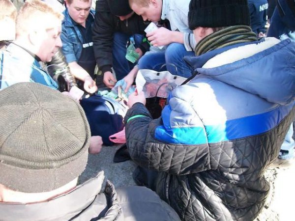 В Луганске пророссийские боевики делят сумку с деньгами (ФОТО)