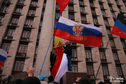 Над Донецкой ОГА снова висит российский флаг