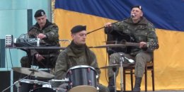 Украинские морпехи, заблокированные российскими военными, организовали концерт (ВИДЕО)