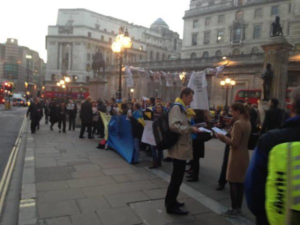 В центре Лондона украинцы провели акцию (ФОТО+ВИДЕО)