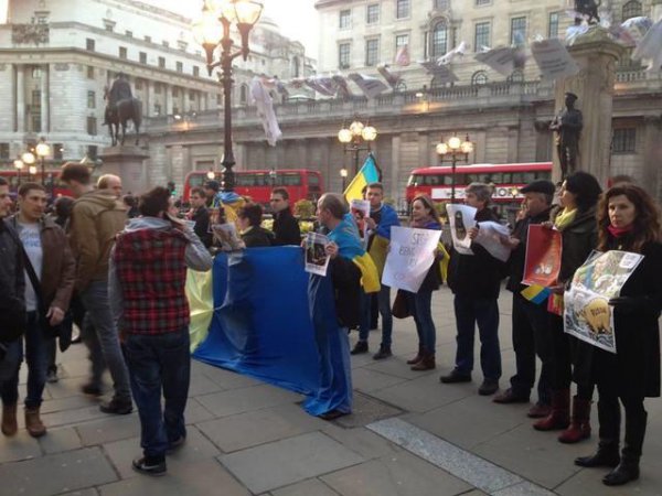 В центре Лондона украинцы провели акцию (ФОТО+ВИДЕО)