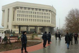 Здание Верховного Совета Крыма осталось без герба Украины