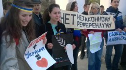 В Симферополе протестуют против присоединения Крыма к России
