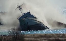 В интернете появилось видео затопления корабля под Евпаторией (ВИДЕО)