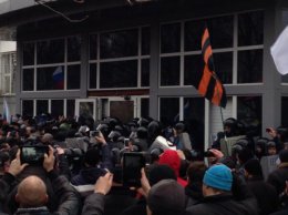 Сепаратисты в Донецке штурмуют здание СБУ