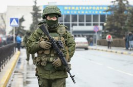 Российские военные выгоняют семьи украинских пограничников из их домов