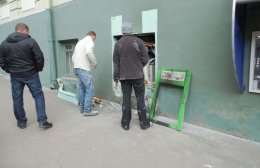 Неизвестные пытались поджечь банкоматы в двух отделениях «Приватбанка» в Харькове