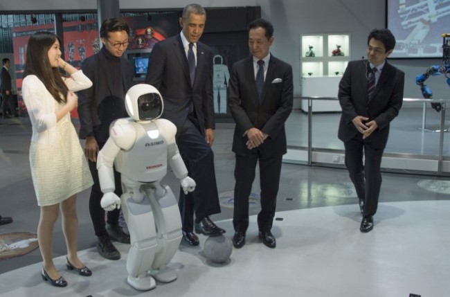 Барак Обама сыграл в футбол с роботом (ВИДЕО)