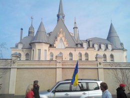 Автомайдан навестил в Одессе дворец «регионала» Кивалова (ВИДЕО)