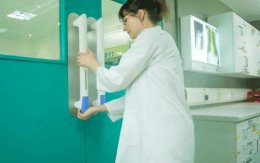 Новая дверная ручка очищает руки человека от возбудителей болезней (ФОТО)