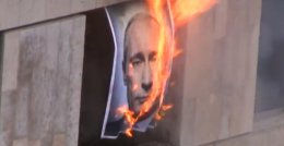 В Кишиневе против российской агрессии в Крыму сожгли портрет Путина