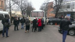 В Харькове митингующие разгромили автобус МВД (ВИДЕО)