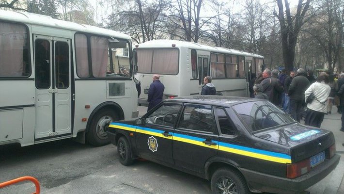 В Харькове митингующие разгромили автобус МВД (ВИДЕО)