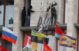 В Донецке экстремисты сорвали со здания захваченной ОГА герб Украины