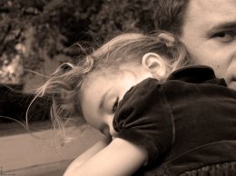Ученые обнаружили связь между возрастом отца и риском развития рака у дочери