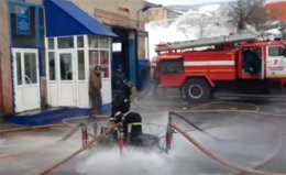 Пожарные провели уличные испытания оригинального "ковра-самолета" (ВИДЕО)