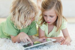 Специалисты рассказали о влиянии на развитие детей планшетов