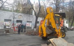 Коммунальщики разбирают баррикады на Грушевского