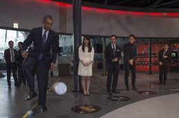Барак Обама сыграл в футбол с роботом (ВИДЕО)